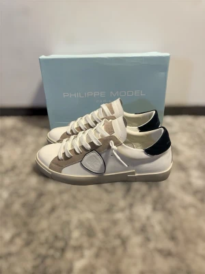 Philippe Modell sneakers - Säljer dessa riktigt snygga vita sneakers i storlek 43! Skorna är helt nya och endast testade. Box medföljer vid köp! Hör av er ifall ni har några övriga frågor! ⭐️