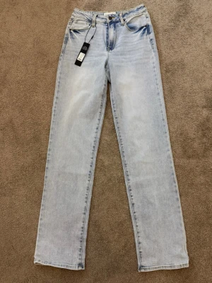Ljusblå raka jeans från Fashion Nova - Ljusblå jeans med rak passform från Fashion Nova. Klassisk femficksmodell med hög midja och gylf med dragkedja och knapp. Jeansen har en stilren, enkel look och är tillverkade i denim. Perfekta för en avslappnad och trendig stil. Väldigt bekväma!