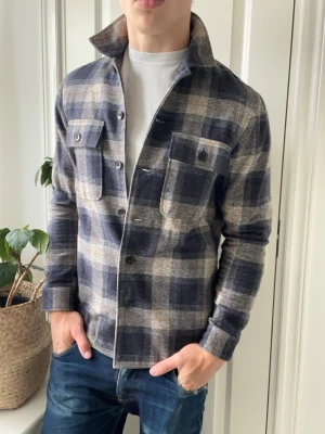 East west overshirt  - East west overshirt, Inga defekter! Modellen i bilderna är 180 cm 75 kg och bär Storlek S , Kom med frågor! 🌟 (Kan gå ned i pris vid köp av paket 😉) 