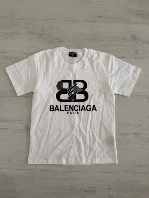 Baalenciga white t shirt - Size M, true to size. Just as new, unused. Feel free to ask questions DM