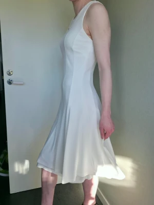 Vit Ralph Lauren klänning  - Vit klänning från Ralph Lauren, passar perfekt till studenten 🌸