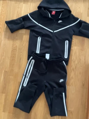Nike tech fleece reflective  - Nike tech reflective dress, storlek:M, jätte bra kvalité och finns inga skador✅, mycket bra skick.