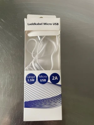 Vit Micro USB laddkabel 1.5 meter - Säljer en vit Micro USB laddkabel på 1,5 meter. Kabeln har en strömstyrka på 2A och passar till enheter med Micro USB-port. Perfekt för laddning och dataöverföring. Levereras i originalförpackning.