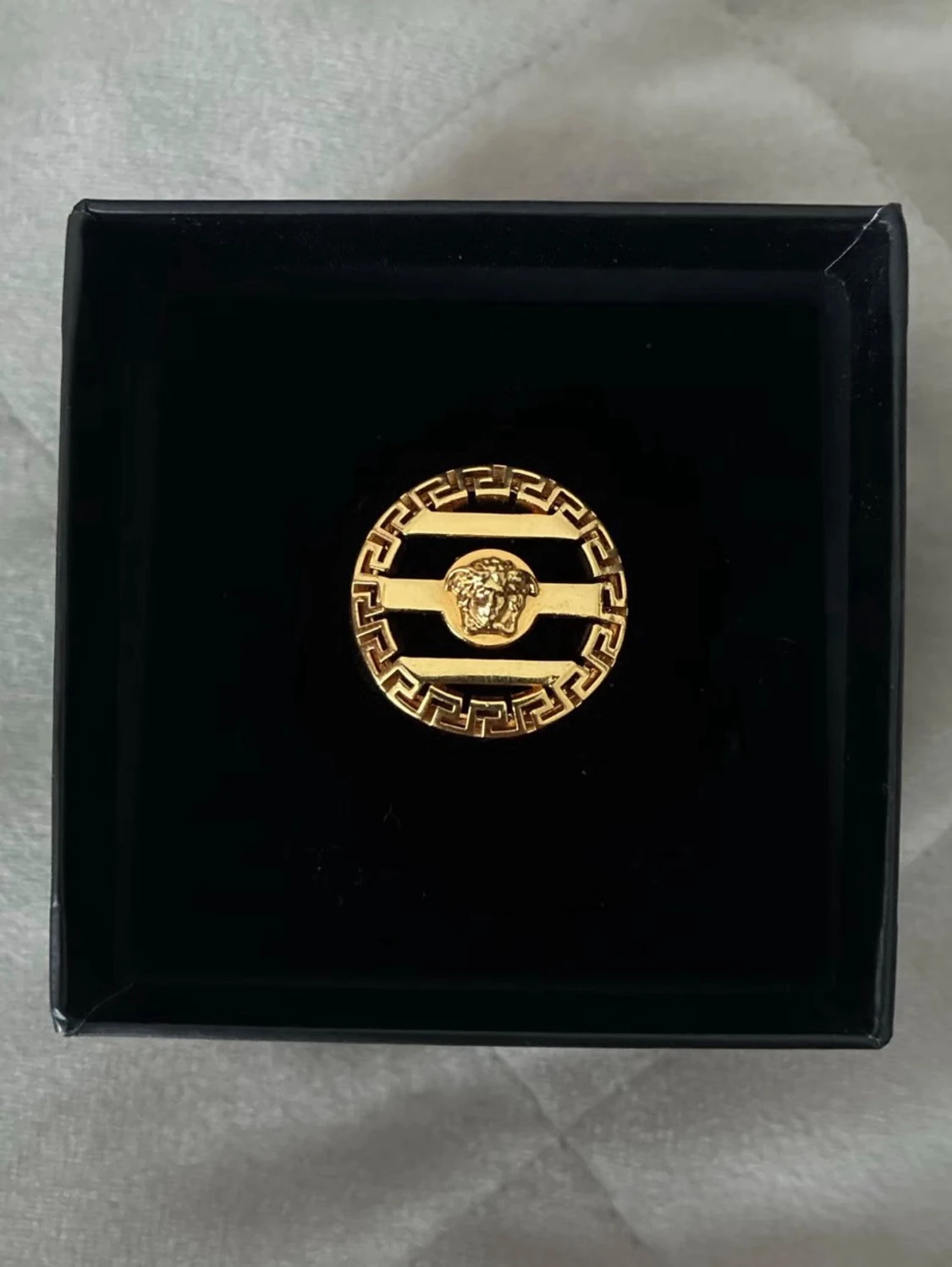 Guldfärgad ring från Versace