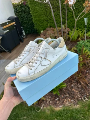 Philippe Model skor  - Säljer lite kläder och skor som jag ej använder längre bland annat dessa trevliga och ovanliga Philippe model skor i storlek 41, kommer med alla orginal saker så som box och påse! 