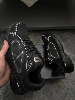 Svarta b30 skor - Säljer ett par svarta b40 sneakers med box. Skorna är helt nya och är storlek 43. De finns också storlek 44.