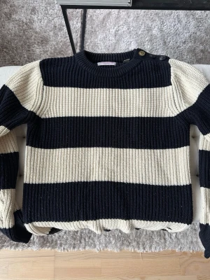 Randig stickad tröja från Scotch & Soda  - Grovstickad tröja 
