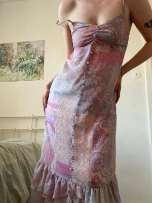 Zara klänning  - Så fin  klänning från Zara!🌸jag är 170. bara att skriva om du har frågor/vill se fler bilder 