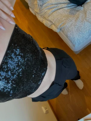 Svart paljett tubtopp - Snygg svart tubtopp täckt med glittriga paljetter från NAKD i strl 36🌸
