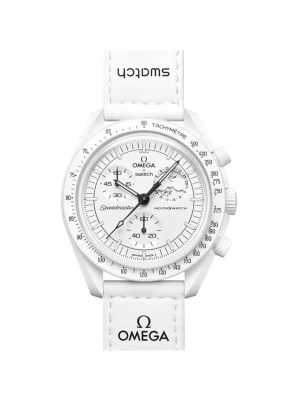 Vit Omega x Swatch Speedmaster - Snygg vit Omega x Swatch Speedmaster MoonSwatch med kronograf och tachymeter. Klockan har en rund urtavla, vita detaljer och ett vitt syntetband med logga. Perfekt för dig som gillar stilrena accessoarer och ikonisk design.