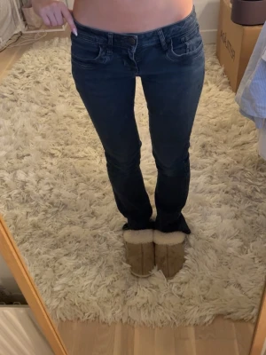 Mörkblå bootcut jeans från LTB - Snygga mörkblå bootcut jeans från LTB, kommer ej till användning längre ❤️