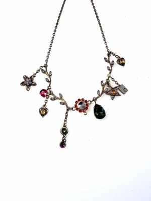 Färgglatt halsband med hängen - Unikt halsband med olika berlock på🤍