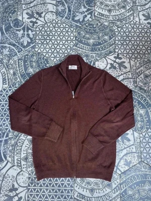 Gran Sasso fullzip - Stilren fullzip från Gran Sasso! Italiskt toppkvalitet  Storlek 46 - Small  Tveka inte att höra av dig om du har någon fråga eller fundering!