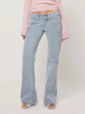 Lågmidjade Abrand jeans - Utsålda lågmidjade ljusblåa Abrand jeans. Använda vid två tillfällen så som nya. Nypris 999kr. Storlek W28, sitter som S/M. Skönt och bra material. Långa på mig som är 168cm. Tryck gärna på köp nu. 