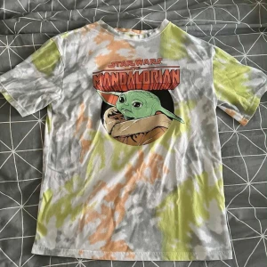 Star Wars The Mandalorian Grogu T-Shirt - I jättefint skick! Trodde först detta var en size Large då den är även lite stor för mig.