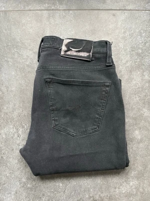 Jacob Cohen jeans  - Tjena, säljer nu dessa riktigt snygga och populära Jacob Cohen jeansen, de är i bra skick, förra ägaren sa att slitningarna är i modellen, storlek 28, model kimberly, väldigt små fickor, modellen på bilden är 180 cm och väger 64 kg, hör av er vid frågor och funderingar🙌🤝 