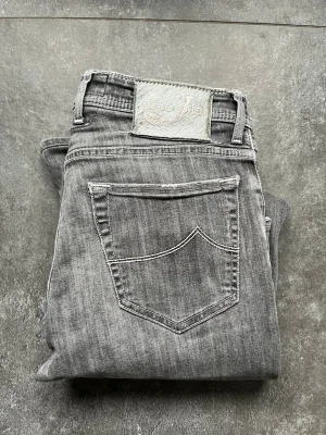 Jacob Cohen jeans  - Tjena, säljer nu dessa riktigt snygga och populära Jacob Cohen jeansen i mycket bra skick, inga skador, storlek 29, model: 688 comfort, modellen på bilden är 180 cm och väger 64 kg, hör av er vid frågor och funderingar🙌🤝 
