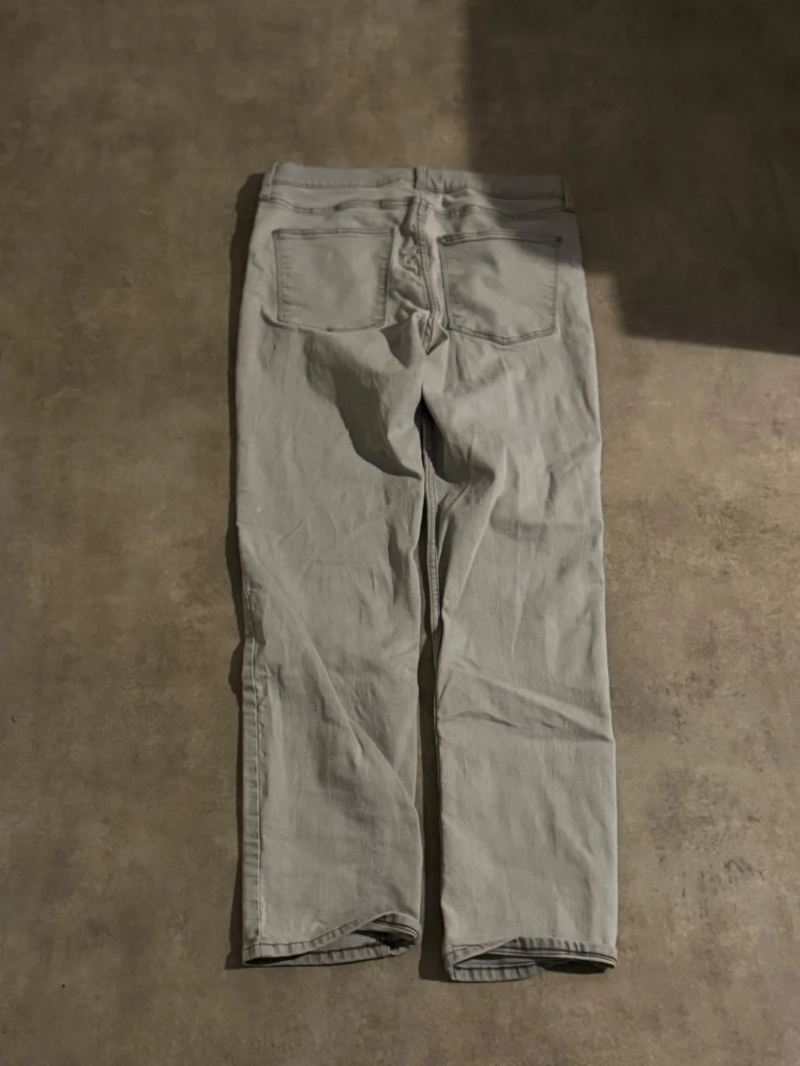 Ljusgrå raka jeans - 1