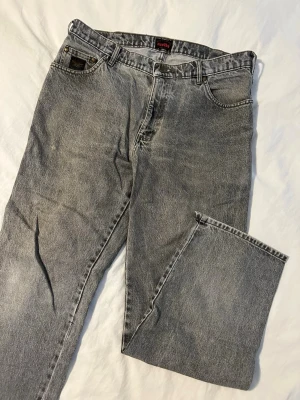 Grå jeans straight fit - Säljer ett par grå jeans med straight fit som har en vintage tvättad look. Passformen är som Levis, och storleken är snarare 32/30 än det som står på lappen.