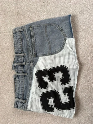 Cool jeanskjol  - Säljer denna jätte coola jeans kjol med siffran 23 på. Storlek 36 skulle jag säga med passad också 34. Lowaist. Pris kan diskuteras vid snabb affär. ALDRIG ANVÄND  💕🫰