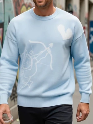 Ljusblå stickad tröja med Cupid-tryck - Trendig ljusblå stickad tröja med motiv av en vit Cupid-figur med pilbåge och ett hjärta på bröstet. Baksidan har texten 'WOULD RATHER NOT LOVE' och subtila stjärndetaljer. Rund halsringning och ribbade muddar. Perfekt för dig som gillar streetwear och unika prints.