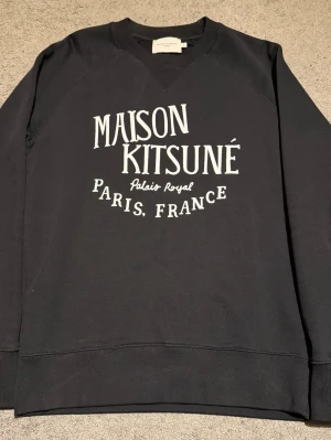 Maison Kitsuné tröja - Maison Kitsuné tröja | Storlek: XS | Skick: 9/10 | Vid fler frågor/bilder är det bara och höra av sig.