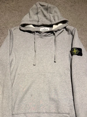 Stone Island hoodie - Stone island hoodie | Storlek: S | Skick: 8/10 | Vid fler frågor/bilder är det bara och höra av sig.