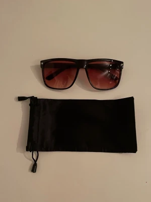R@yban liknande solglasögon - Tjena! Säljer nu dessa feta solglasögonen. Dem är nästan identiska med Rayban, form, färg och kvalité. Enda skillnaden är att dessa inte har någon Rayban logga, vilket är det man betalar för annars. Skicka ett pm vid intresse, skicka bud.