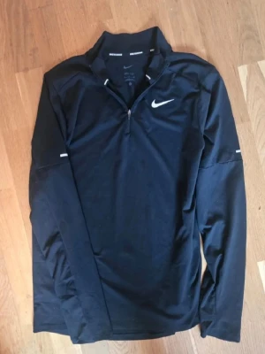 Svart halvzip nike - Nyskick storlek S