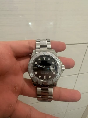 Herrklocka  Yacht-Master - Hej säljer bort en Yacht-Master stål. Den fungerar fint Ingen låda tyvärr  Det är en clone  Om ni har andra frågor de ba ställa  Pris kan ändras vid snabb affär.  står inte för strul/problem med posten