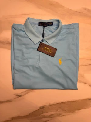 Ralph Lauren Pike  - Ljusblå pike från Ralph Lauren i storlek Xl vilket motsvarar 176-182cm. Kom privat med prisförslag!🤗