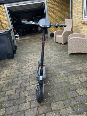 Svart el-scooter Kukirin G2 - Elektrisk scooter från Kukirin, modell G2, i svart med orange detaljer. Scootern har bred fotplatta, robusta däck och handtag med bra grepp. Perfekt för att ta sig fram snabbt i stan. Tillverkad i metall och plast. Genom PostNord bara !!