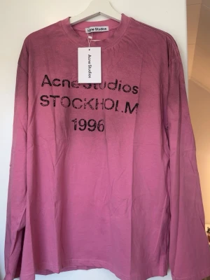 Acne Studios long sleeve  - Snygg rosa långärmad t-shirt från Acne Studios med trycket 'Acne Studios STOCKHOLM 1996'