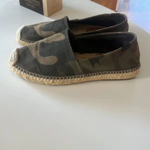 Camo espadrillos  - Säljer ett par espadrilles i camo. Fick de 2025 och har bara använd de några få gånger köptes för 1500 men säljer för mindre. Skriv för mer information.mvh Arvid