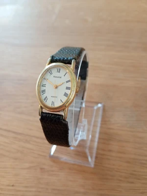 1990 Citizen Accurist Gold 20mm Damur - Säljer en vacker japansk vintageklocka från Citizen/Accurist i gott skick enligt bilder. Patina guldpläterat stål. Urverket fungerar, originalarmband i äkta krokodilläder, mineralglas, japanskt urverk, vattentät, osv. Behöver bara nytt batteri. Modell: 599000.  Begagnat värde: 500 SEK Mitt pris: 389 SEK  Skriv vid frågor och se gärna mina andra annonser! Skapar gärna deals och paketpriser för just dina behov!   Skickas snabbt och spårbart med alla möjliga fraktsätt