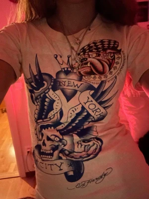 Ed Hardy t-shirt med New York-tryck - Säljer en rosa edhardy T-shirt som jag har sytt om till en s/xs storlek. Är sömmerska så ingen dålig sömnad btw❤️❤️fråga om det är något!