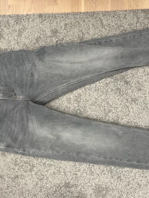 Denim Plus jeans - Säljer mina Denim Plus jeans för att de inte passar och använder de inte längre.  De är i internationell storlek 175/80A och i Svensk storlek 32