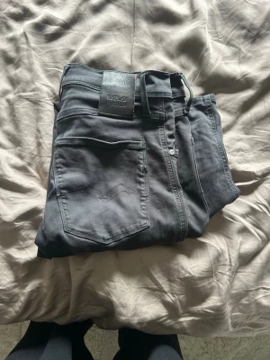 Replay jeans - Snygga svarta slim fit jeans från Replay med klassisk femficksdesign och läderpatch bak i midjan. Jeansen har smal passform och är tillverkade i ett stretchigt material för extra komfort. Perfekta för en trendig och avslappnad stil.