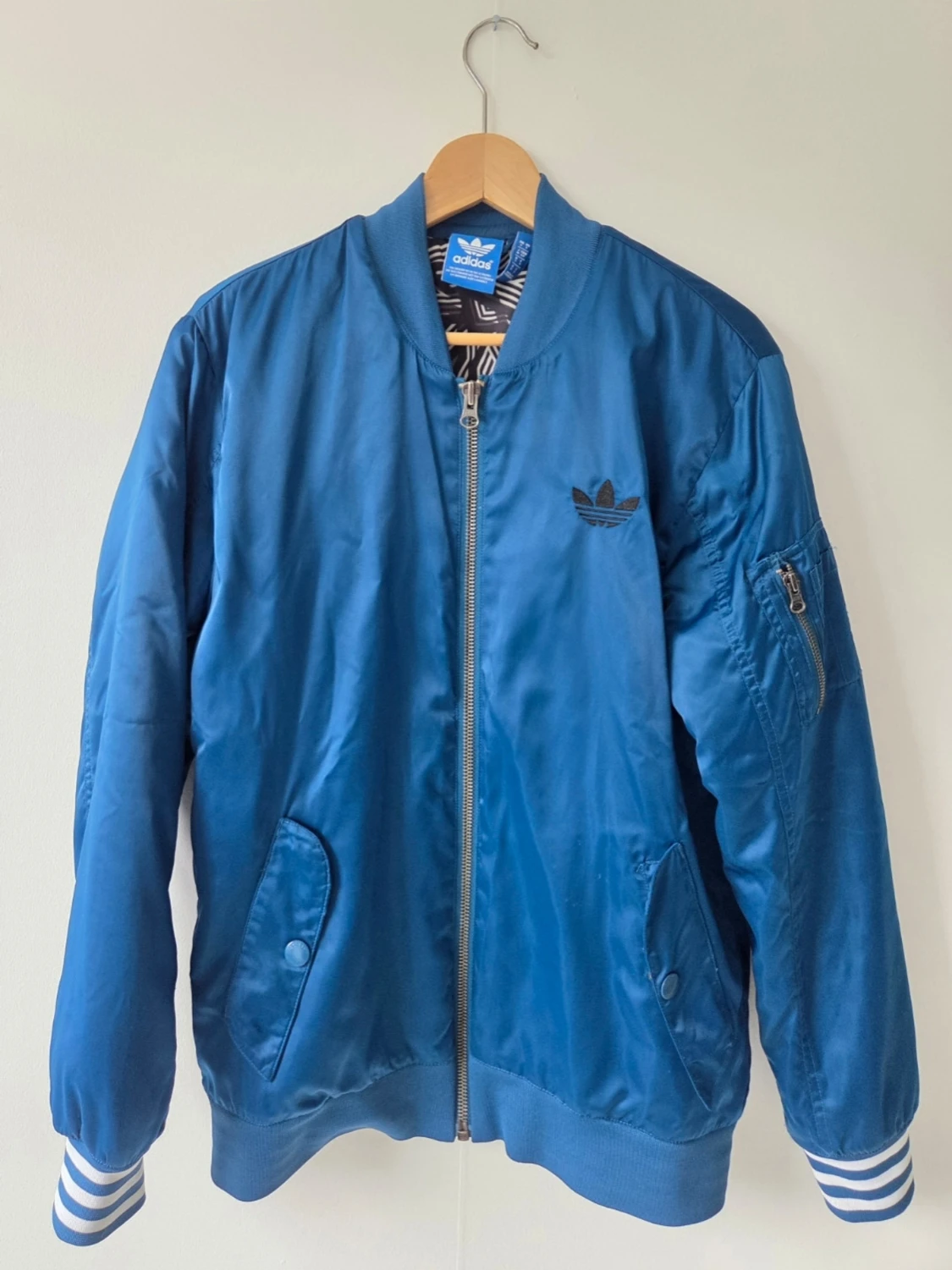Blå bomberjacka från Adidas