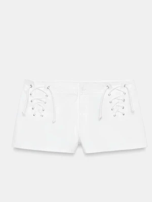 Vita shorts med snörning fram - Snygga vita shorts med snörning framtill på båda sidor. Låga i midjan. Från Zara, helt nya med prislapp kvar. Storlek 40.