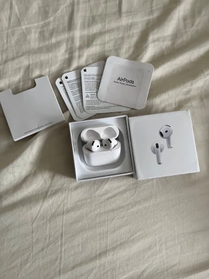 Apple AirPods 4 (noisecancellation) ANC - Säljer ett par vita Apple AirPods 4 med noise cancellation. Brusredurering och laddningsetui. Hörlurarna är trådlösa och har en stilren, minimalistisk design i plast. Perfekta för musik, samtal och träning. Levereras i originalförpackning med manualer.