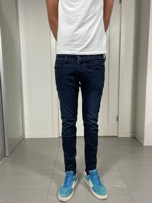 Replay Anbass Jeans - Säljer nu dessa Replay Anbass Jeans, W29 o L30 med mått ca 36,5 o 98 cm. skriv för fler bilder/frågor🙌🏼