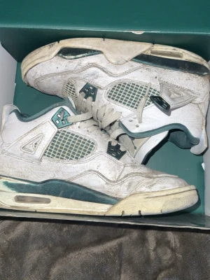 Jordan 4 retro green  - Säljer ett par feta Jordan 4, slitna men funkar till alla outfits, sticker ut mycket och är väldigt lätta de väger inte mycket alls.  De är väl använda och syns, men lådan finns kvar och är helt äkta. Köpt 2024. 