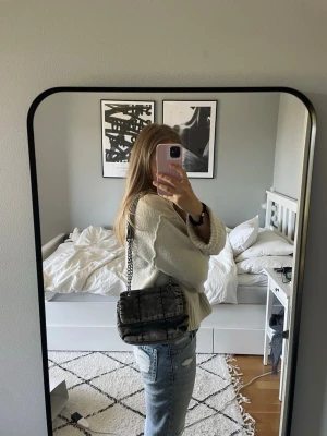 Grå axelremsväska med kedja - Helt ny väska i grå denim 🤍 Går att länga och korta axelbandet 