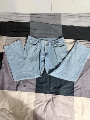 Vailent Jeans Carlings Baggy - Baggy Vailent jeans i blå färg ifrån Carlings. Mycket fint skick utan defekter.   Storlek: L (midja:45cm längd:100cm)