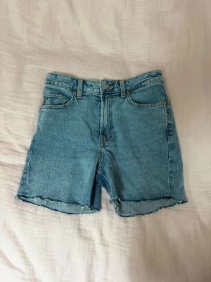 Blå denimshorts med rå kant - Shortsen slutar i mitten av låret och använda 2 gånger passar strl S