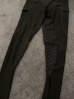 mörkgröna maya ridbyxor - mörkgröna maya delorez ridbyxor. det är leggings modellen (inte tävling) och dom är i nästan nyskick💗 använda några gånger såklart men inget som syns! storlek xs men dom är sjuuuukt stretchiga! perfekt grön färg💚 