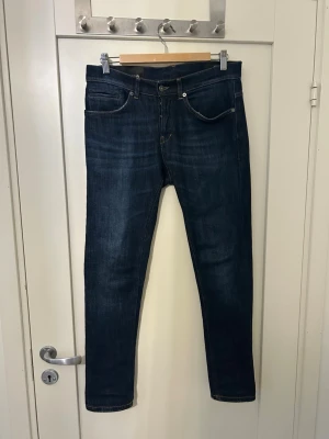 Dondup jeans - Säljer ett par mörkblå slim fit jeans från Dondup för dom har blivit för korta och jag behöver rensa garderoben. Storlek 31, hör av er vid frågor 