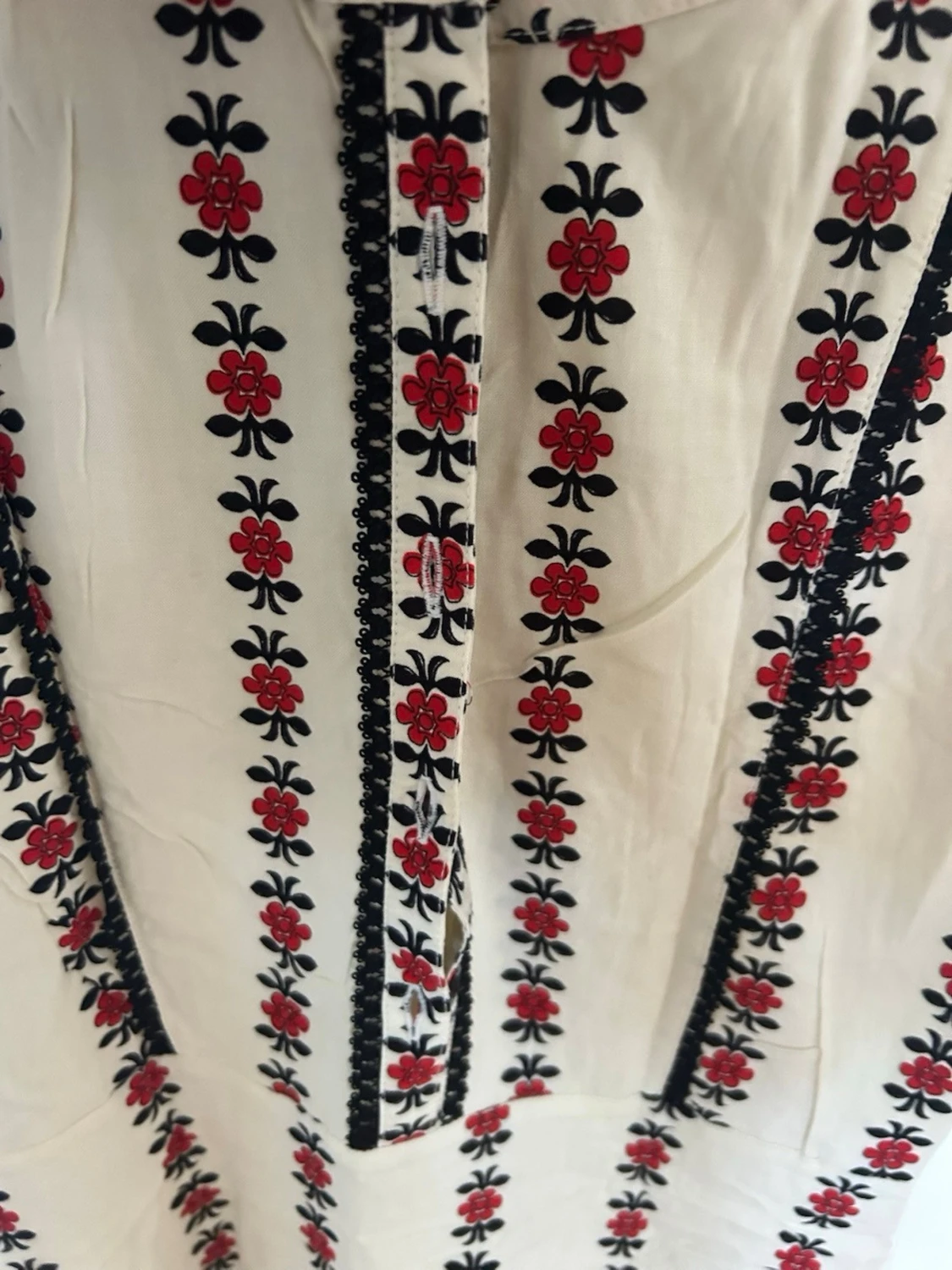 Blommig kortklänning med knappar - 1