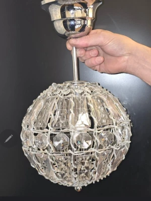 Taklampa med prismor - Taklampa med metall stomme och prinsmor.höjd 40 cm, diam 70 cm